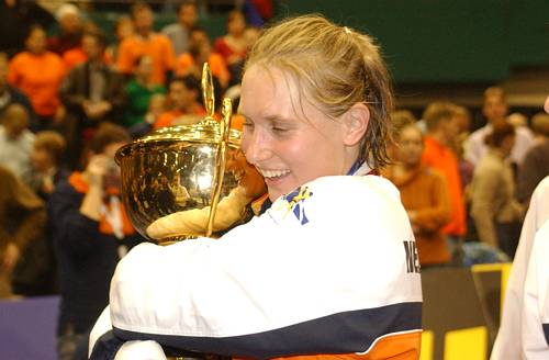 Rotterdam, zondag 9 novermber, 
Nederland heeft het Wereld 
Kampioenschap korfbal gewonnen
en Heleen van der Wilt koestert
de wereldcup, foto wordt gebruikt
in 'Time fort Korfbal' als ze in
2004 korfbalster van het jaar wordt.