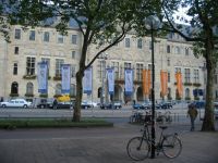 Achter de vaandels het stadhuis van Rotterdam